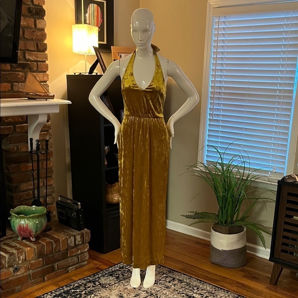 Avec Les Filles Gold Velvet halter long dress
Size: 2